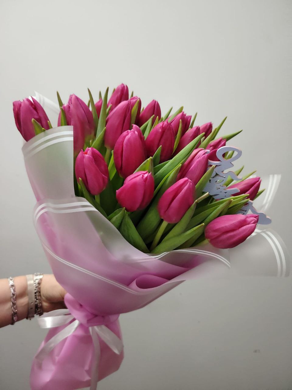 Букет из 23 ярко-розовых тюльпанов